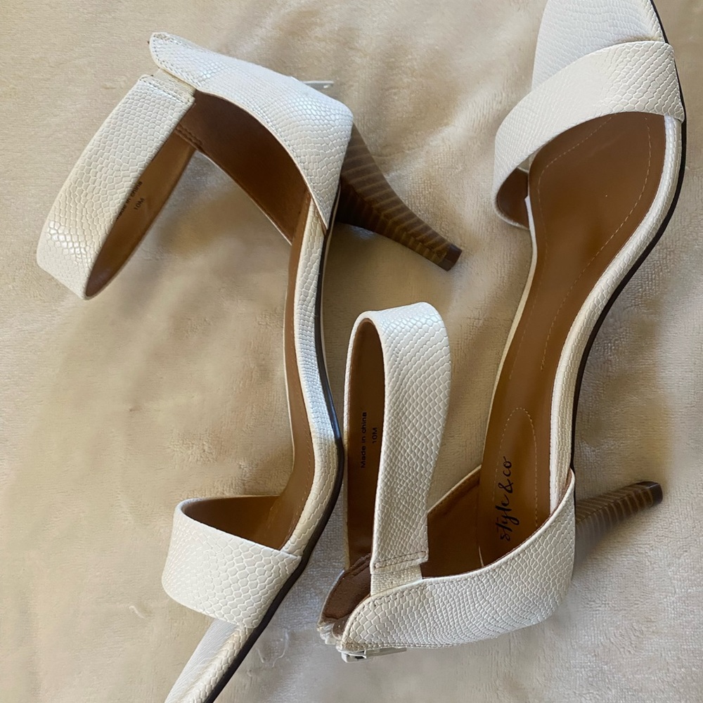 White snake pattern sandals size 10 from Style & Co.